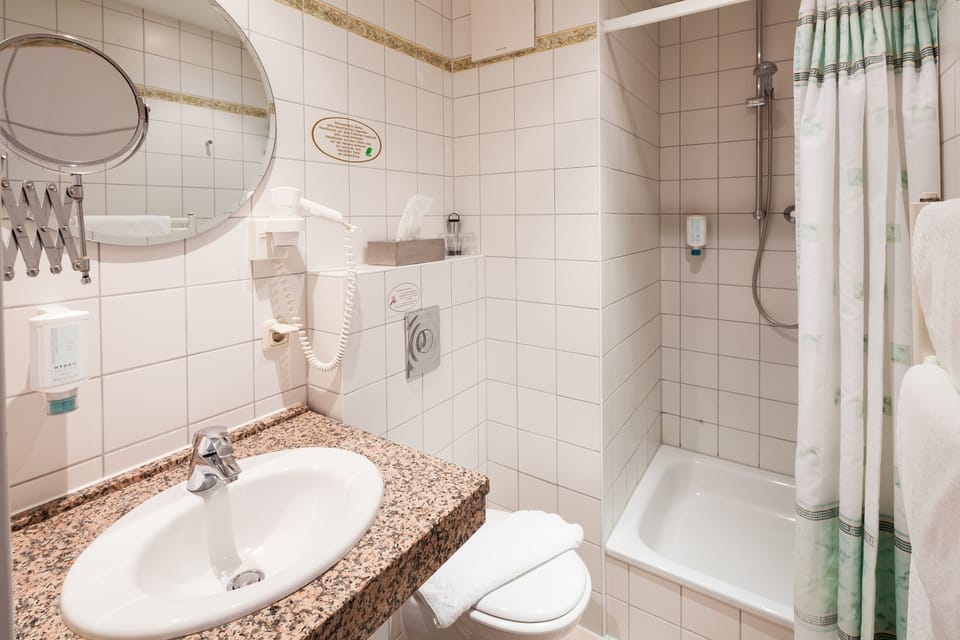 Double Room | Bathroom shower