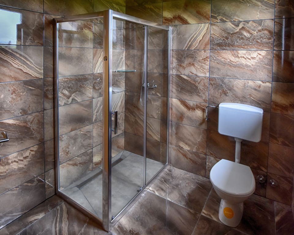 Design Twin Room, Balcony | Bathroom | Shower, free toiletries, hair dryer, towels