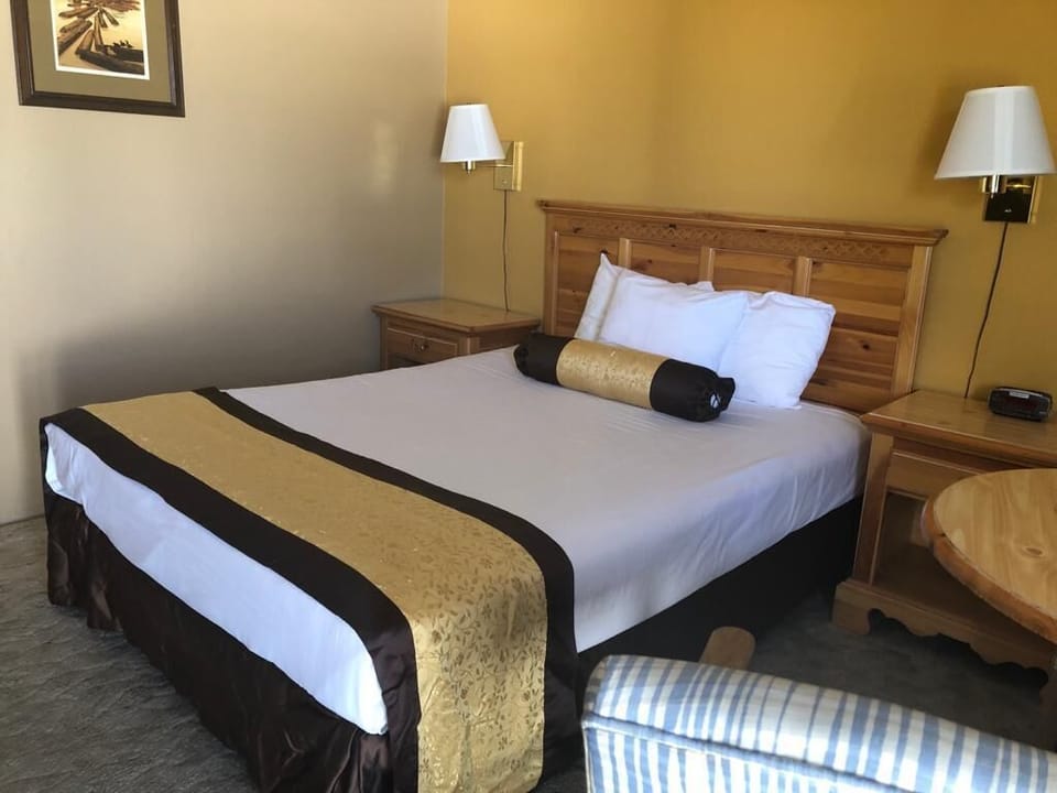 Deluxe Room, 1 Queen Bed | Desk, blackout drapes, iron/ironing board (on request), WiFi (free)