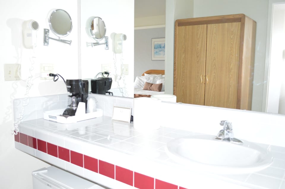 Standard Room, 1 King Bed | Bathroom | Combined shower/tub, free toiletries, hair dryer, towels