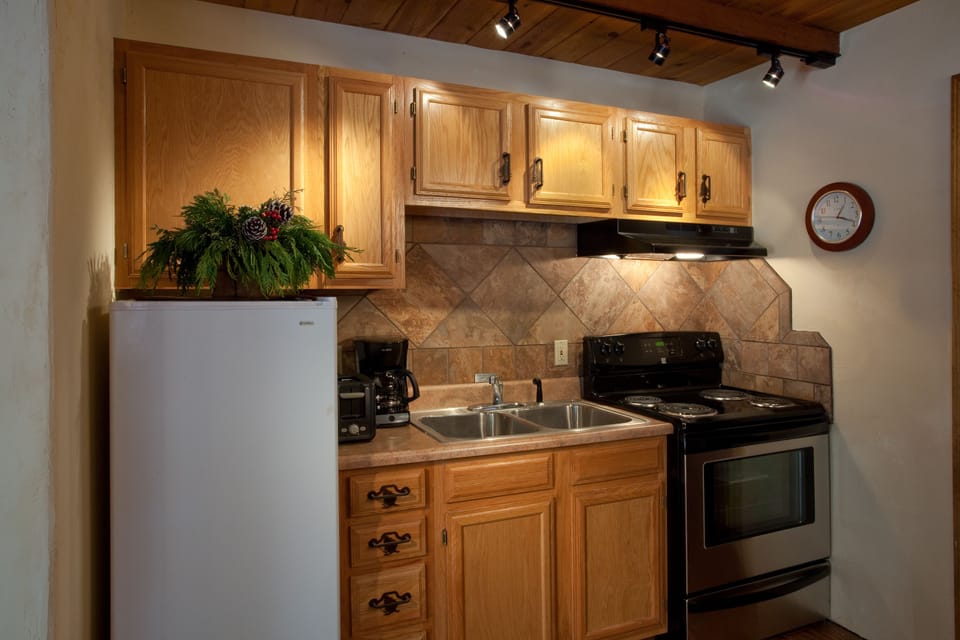 Classic Cabin | Private kitchen | Coffee/tea maker, fridge, microwave, cookware/dishes/utensils