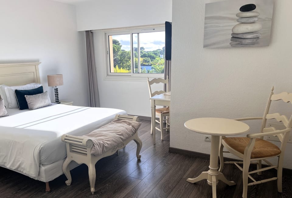Superior Double Room | In-room safe, desk, soundproofing, free WiFi