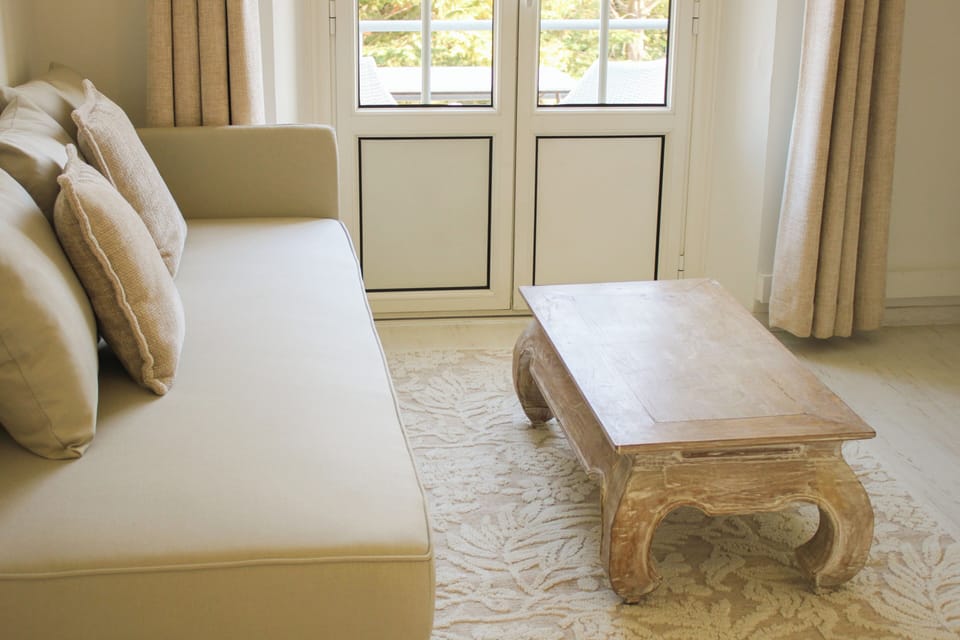 Junior Double Room | In-room safe, desk, soundproofing, WiFi (free)