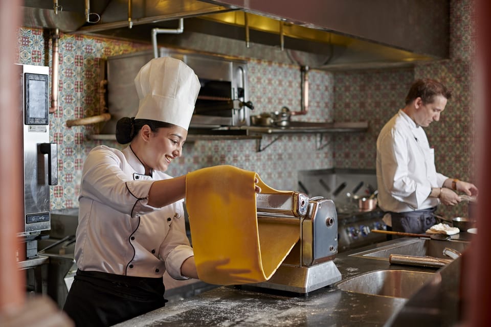 7 restaurants; breakfast, lunch, dinner, and brunch served