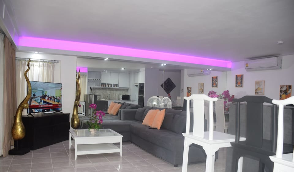 2 Bedrooms Apartment | Living area | Flat-screen TV