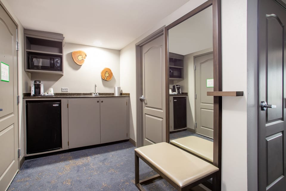 Premium bedding, in-room safe, desk, iron/ironing board