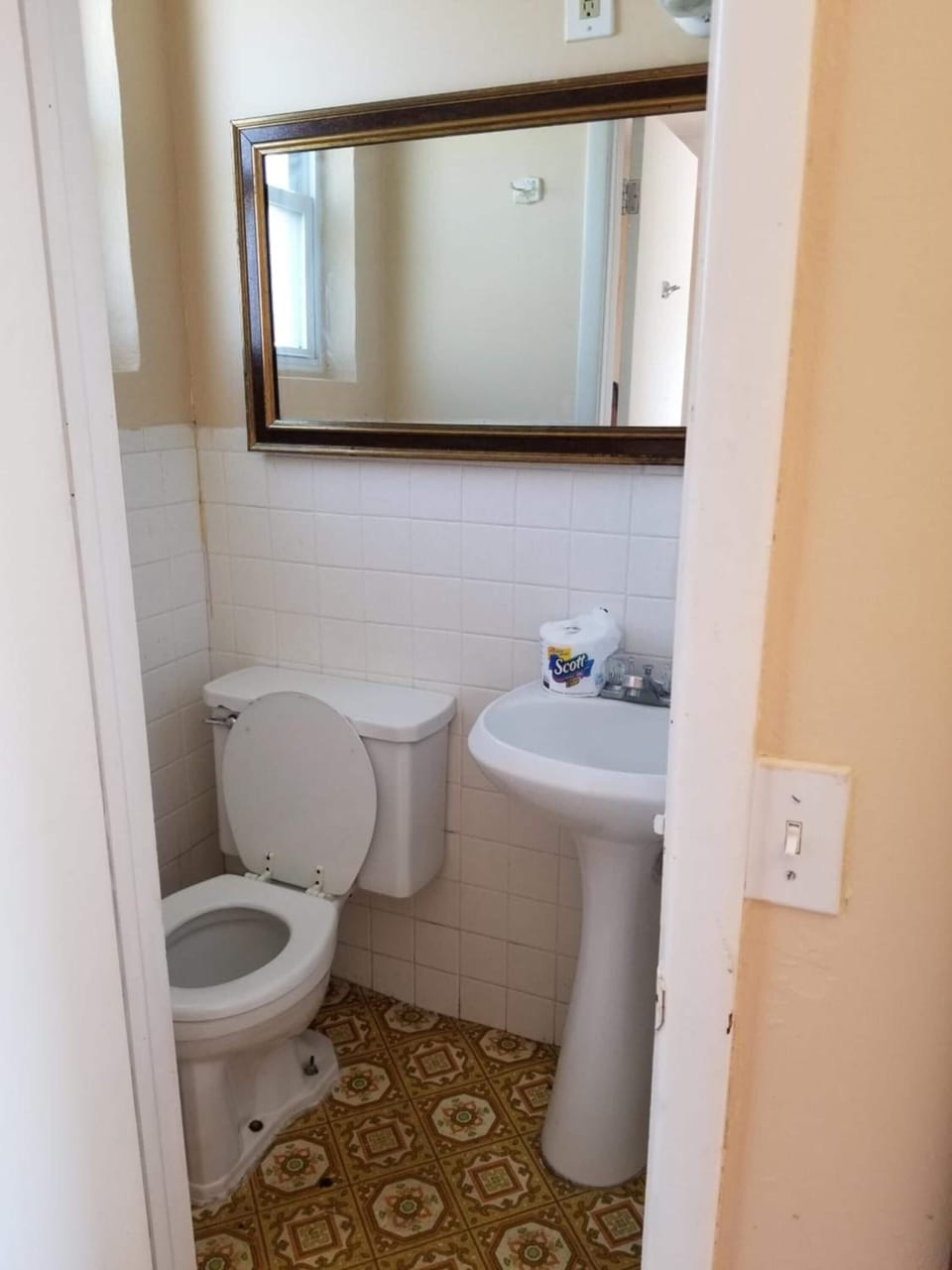 Combined shower/tub, deep soaking tub, free toiletries, hair dryer