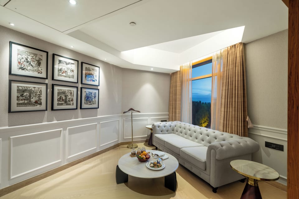 Suite, 1 King Bed (Presidential Suite) | Minibar, in-room safe, desk, WiFi (free)