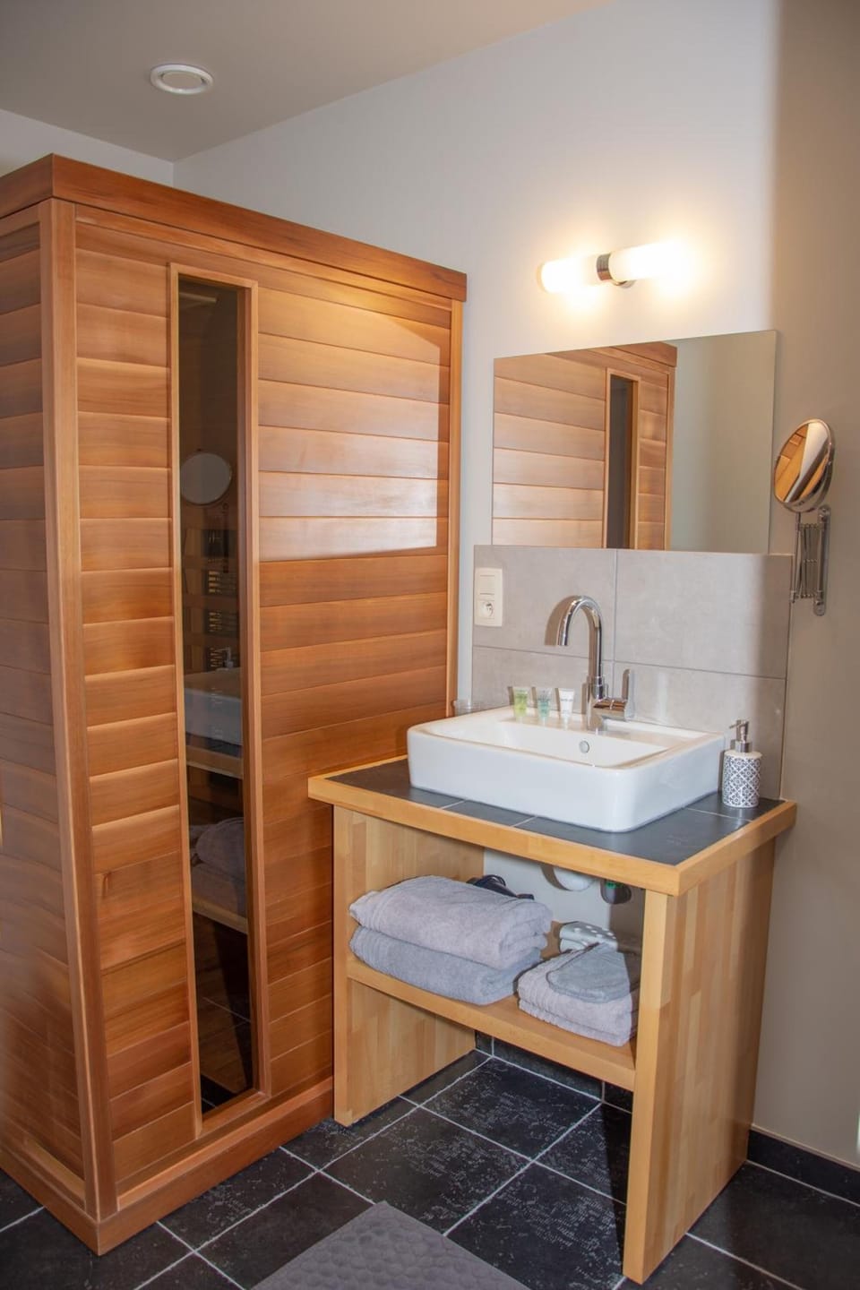 Deluxe Double or Twin Room, 1 Queen Bed | Bathroom | Shower, free toiletries, hair dryer, towels