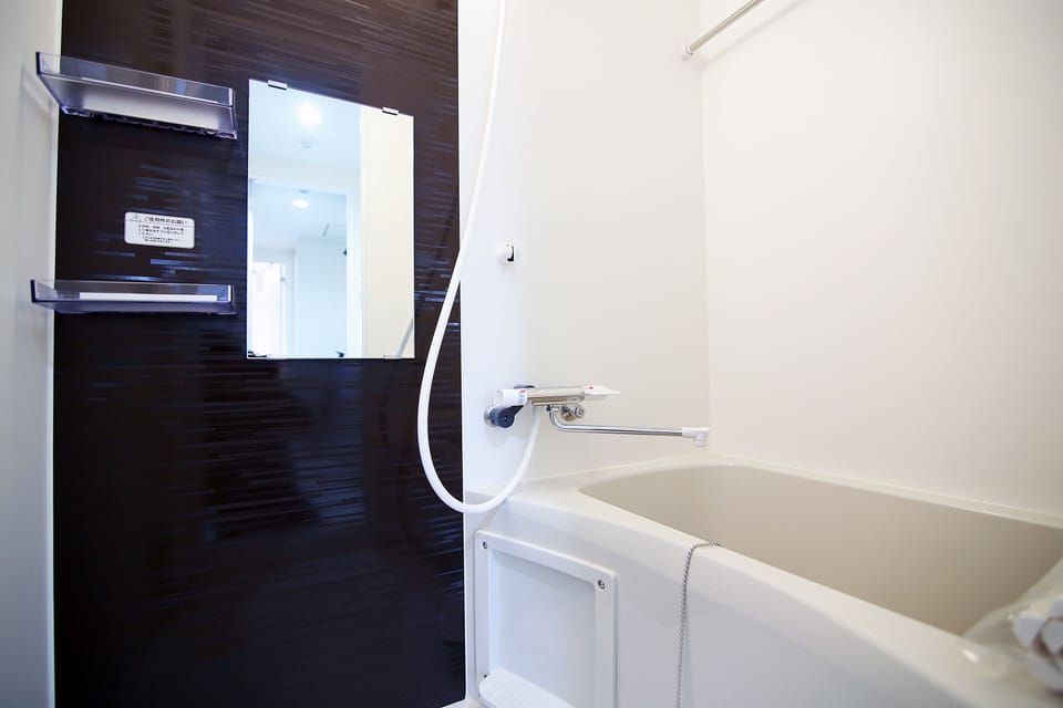 Combined shower/tub, towels, shampoo