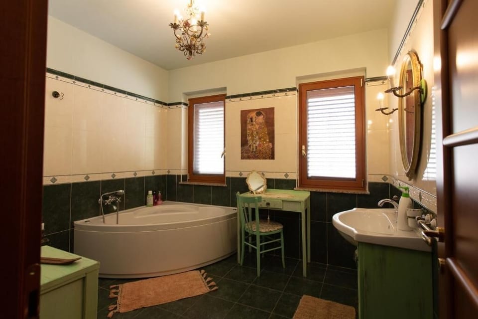 Superior Triple Room, Jetted Tub | Bathroom | Shower, free toiletries, hair dryer, bidet