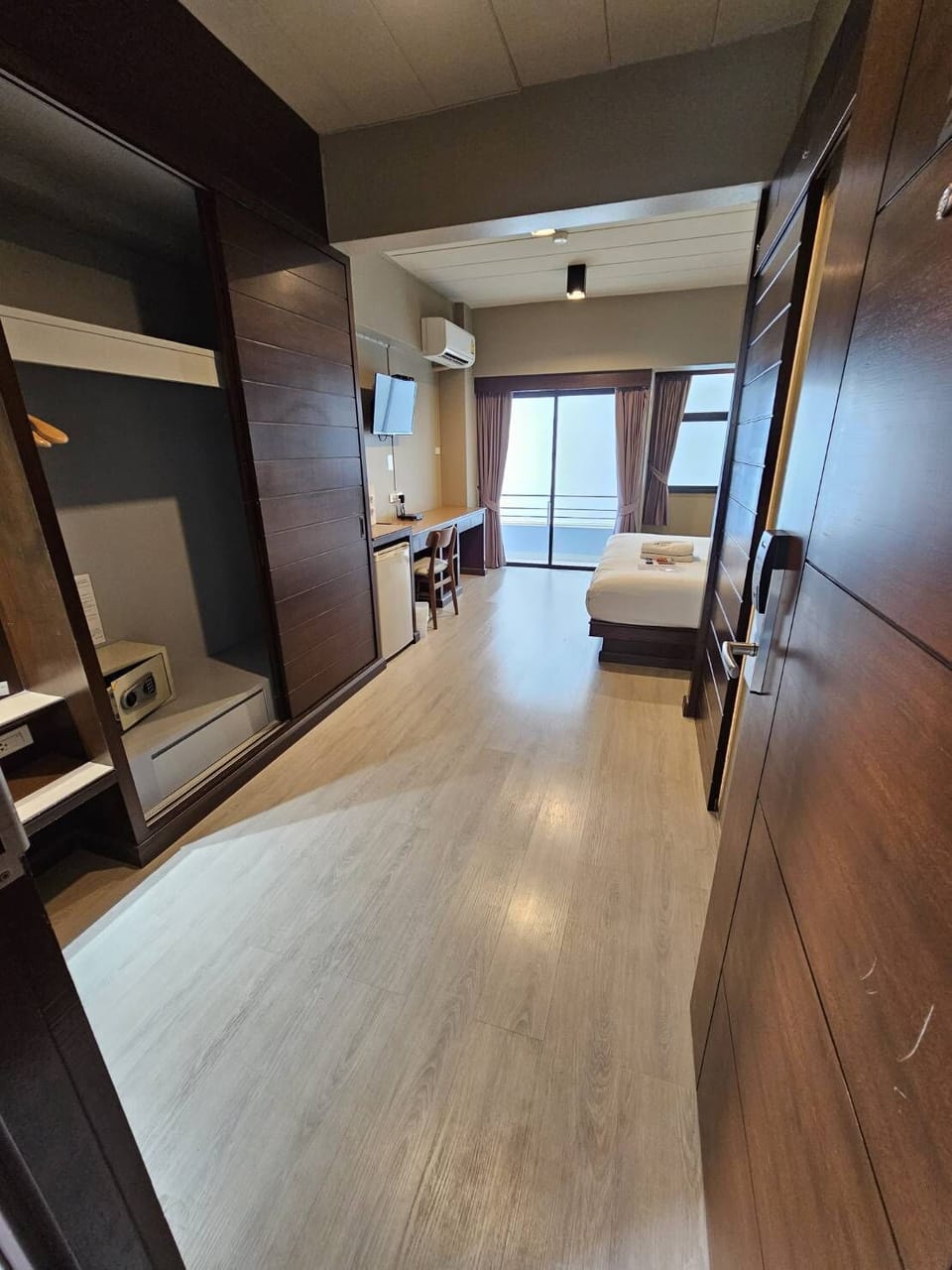 Superior King Bed | Desk, laptop workspace, WiFi (free), bed sheets