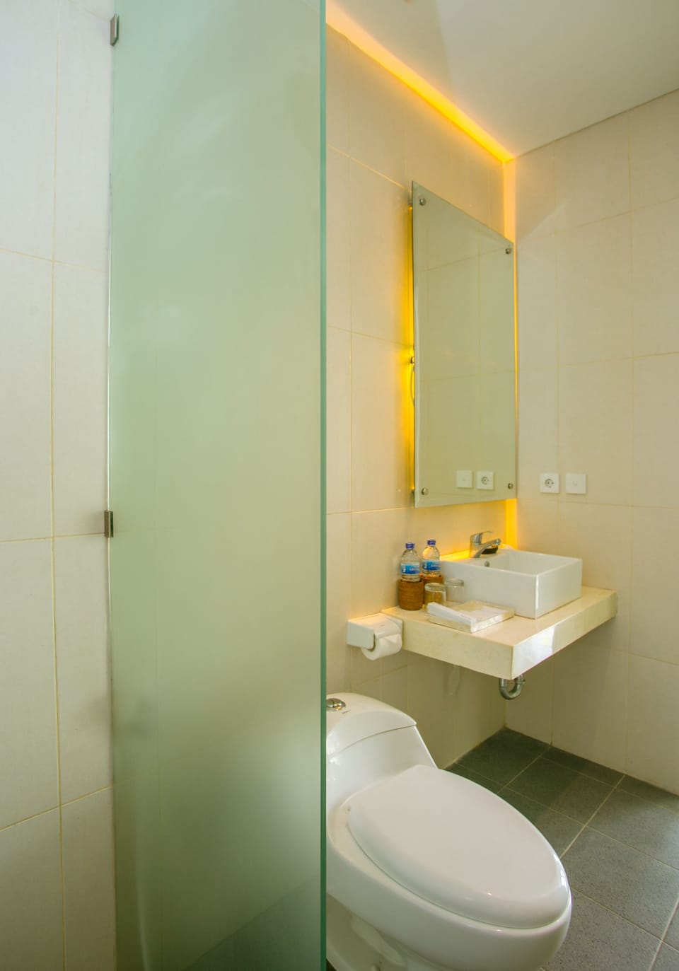 Superior Room | Bathroom | Combined shower/tub, rainfall showerhead, free toiletries, hair dryer