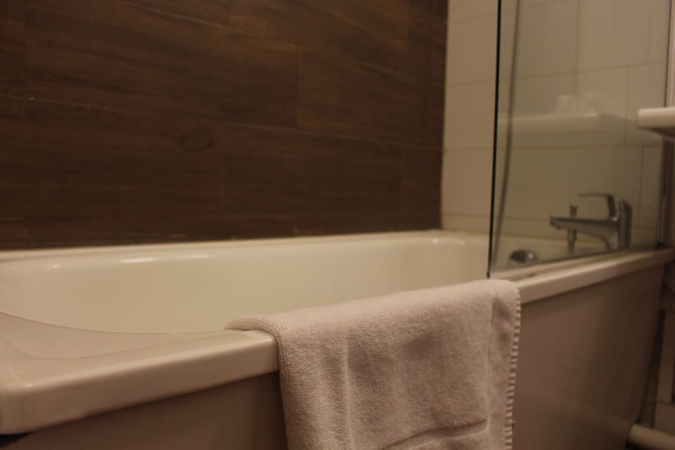 Bathtub, free toiletries, hair dryer, towels