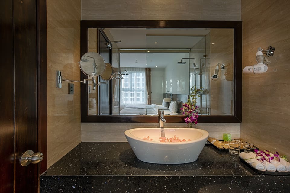 Shower, rainfall showerhead, free toiletries, hair dryer