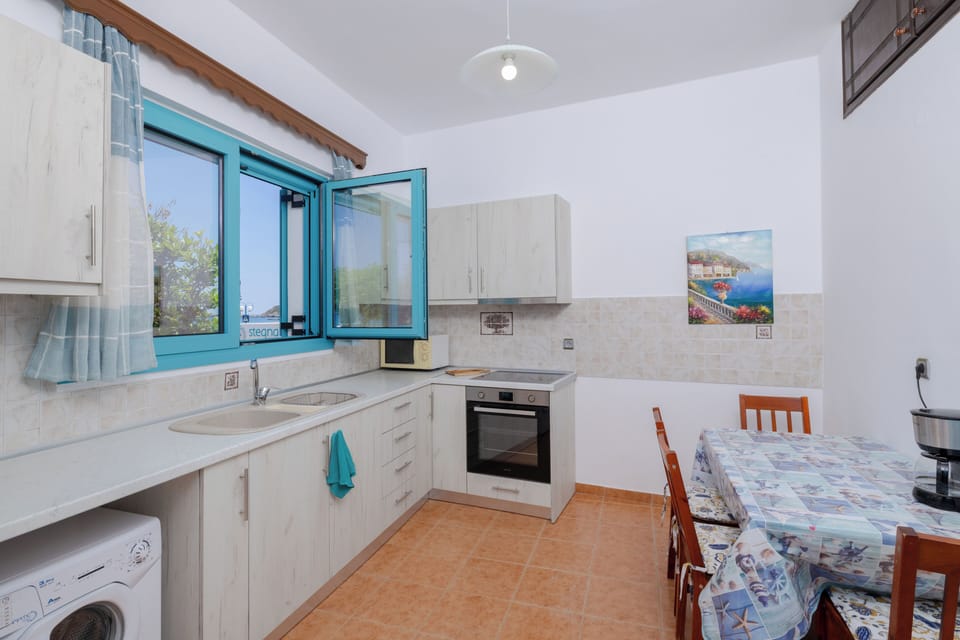 House, 2 Bedrooms, Sea View, Garden (Melathron 1) | Individually decorated, iron/ironing board, free WiFi, bed sheets