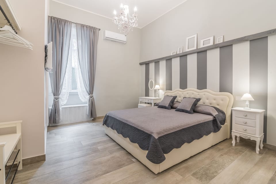 Comfort Double Room, Ensuite (Cicerenella) | Hypo-allergenic bedding, pillowtop beds, desk, soundproofing