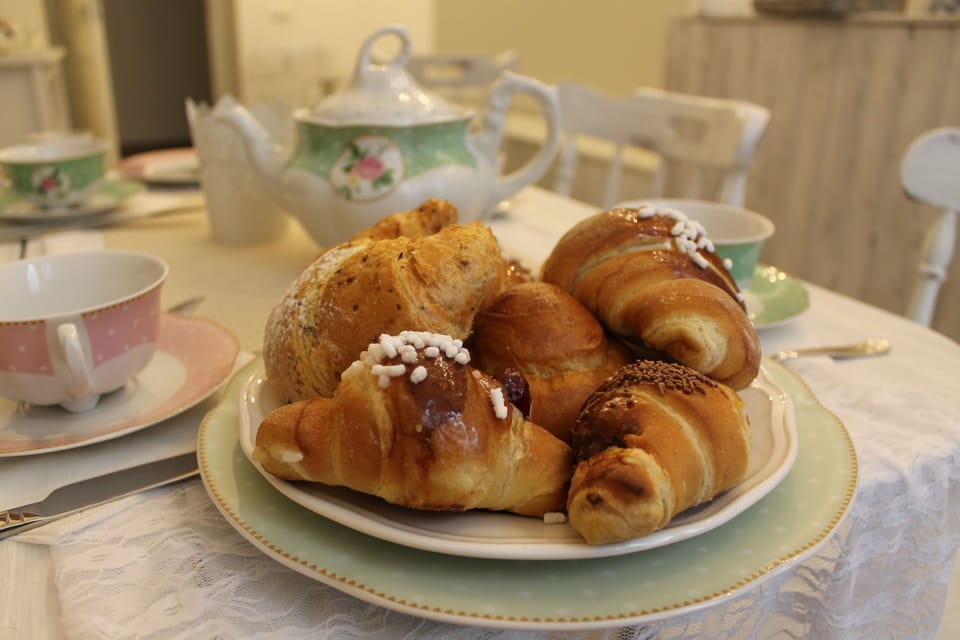 Free daily self-serve breakfast
