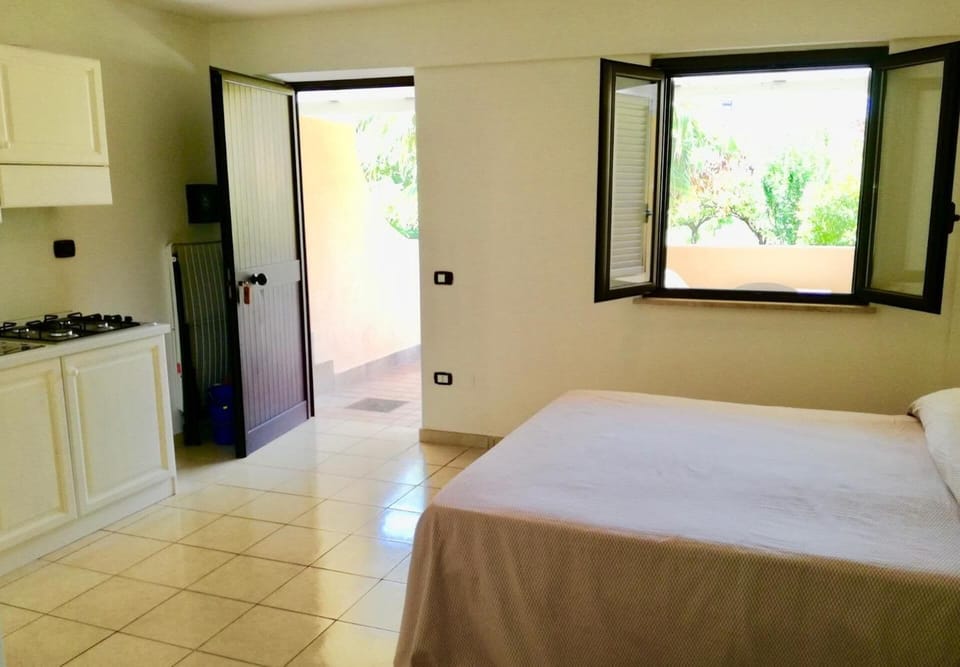 Desk, cribs (surcharge), bed sheets