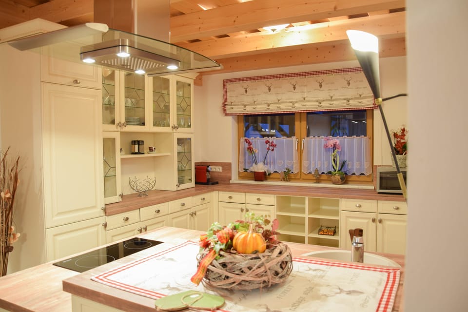 Traditional Chalet, 3 Bedrooms, Mountain View | Private kitchen | Full-size fridge, microwave, oven, stovetop