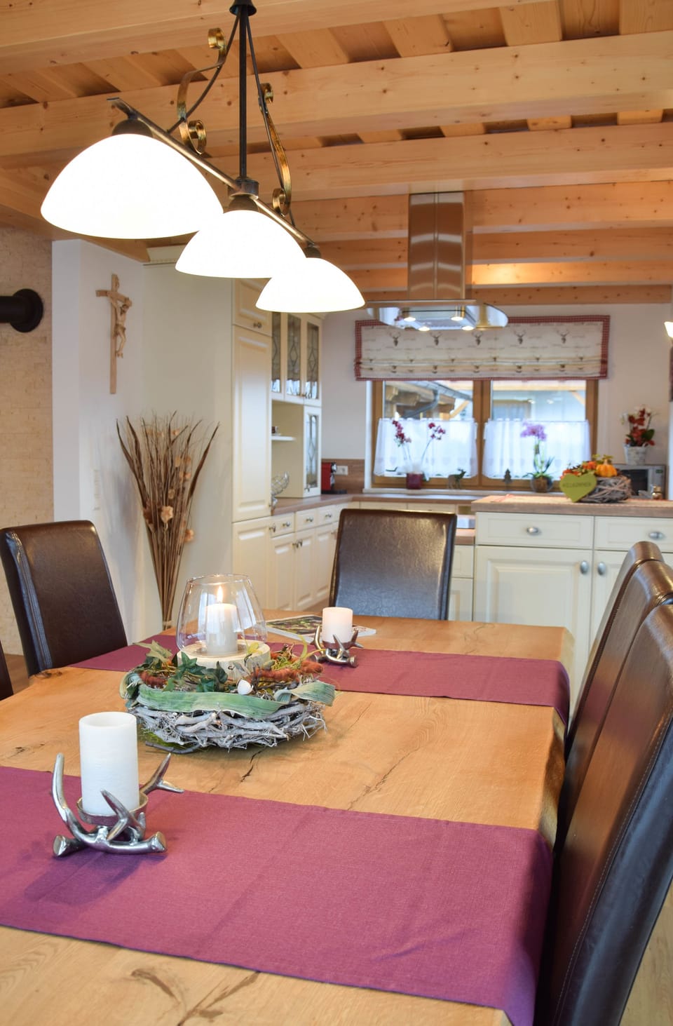 Traditional Chalet, 3 Bedrooms, Mountain View | In-room dining