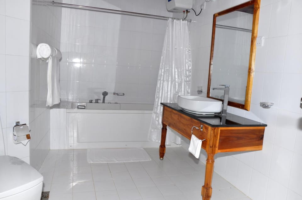 Combined shower/tub, free toiletries, towels