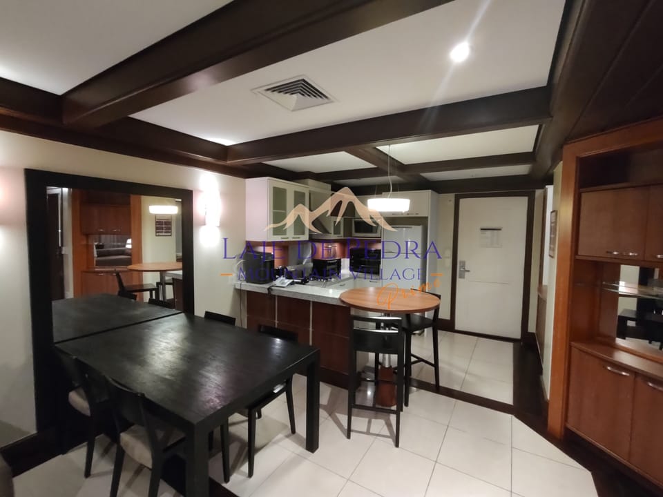Suite Premium | Private kitchen | Fridge, microwave, stovetop, coffee/tea maker
