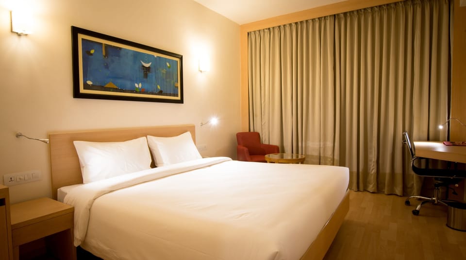 Deluxe Studio Suite, 1 King Bed, Smoking | Minibar, in-room safe, desk, blackout drapes