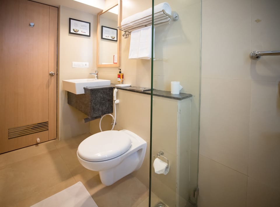 Rainfall showerhead, free toiletries, hair dryer (on request), towels