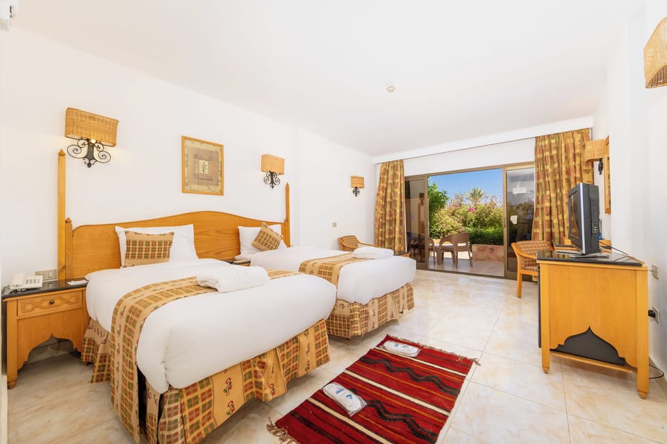 Classic Double or Twin Room, Garden View | Minibar, in-room safe, desk, blackout drapes