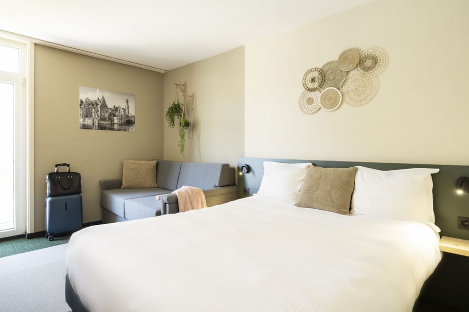 Family Quadruple Room, 1 Queen Bed with Sofa bed | Desk, cribs/infant beds, free WiFi, bed sheets