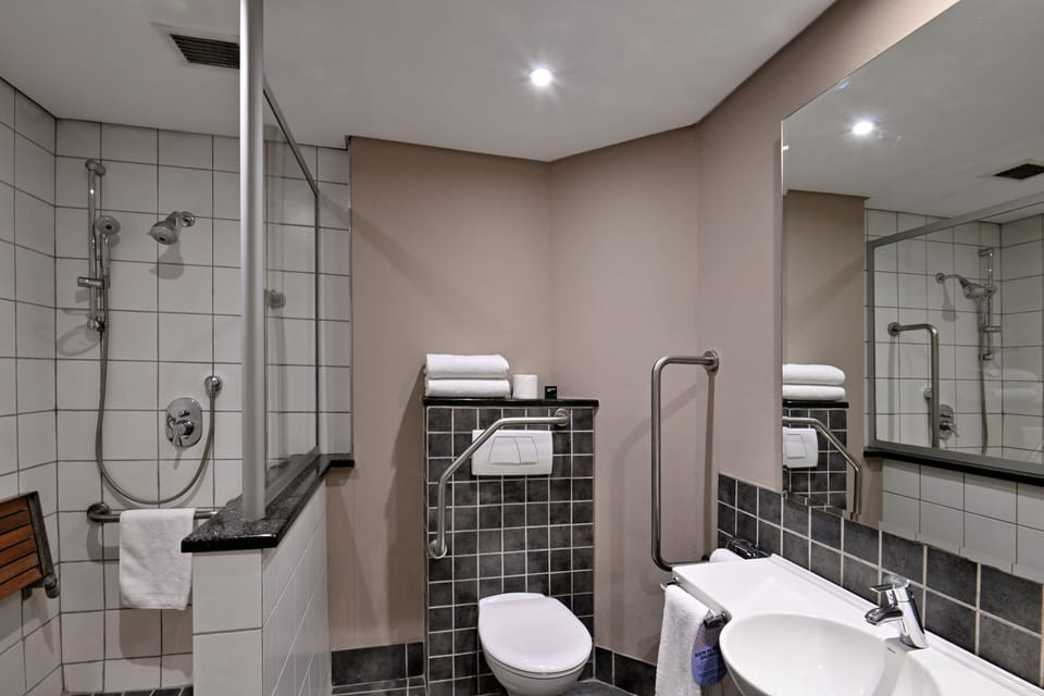 Double Room, Accessible, Non Smoking | Bathroom | Shower, free toiletries, hair dryer, bidet