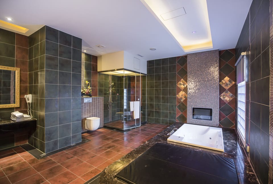 Classic Quadruple Room, 2 Queen Beds, Jetted Tub | Bathroom | Separate tub and shower, jetted tub, free toiletries, hair dryer