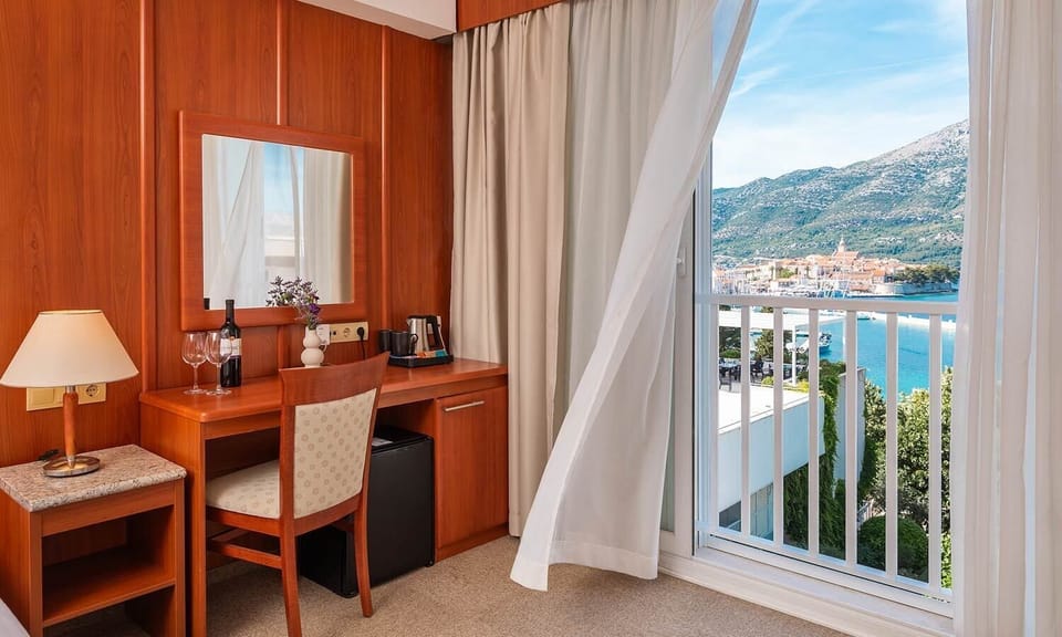 Comfort double room, seaside | Minibar, in-room safe, desk, soundproofing