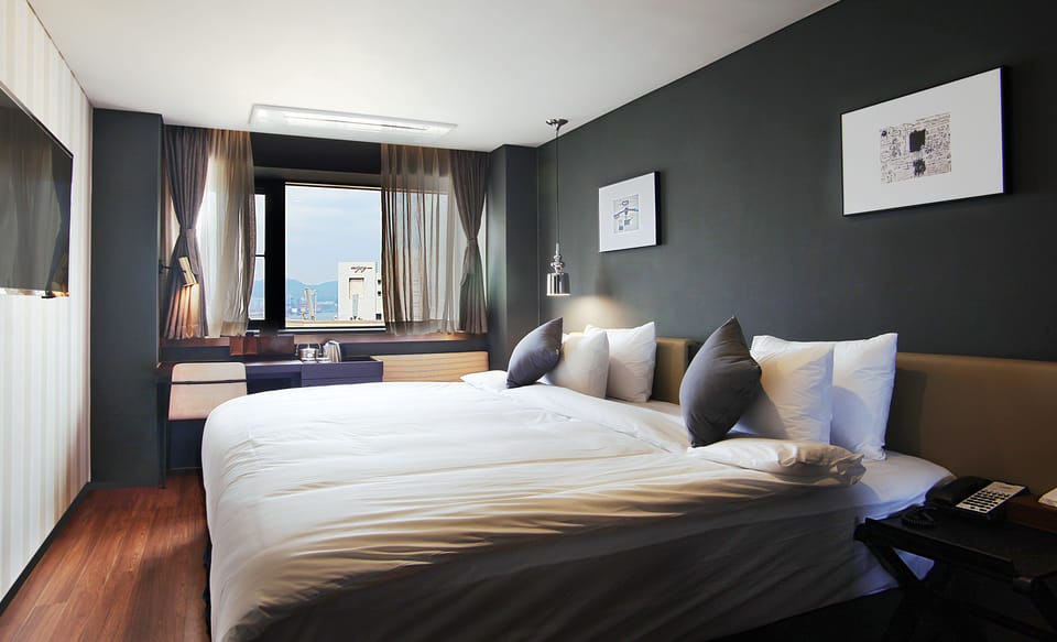 Hollywood Twin Bed Ocean View | Premium bedding, down comforters, memory foam beds, in-room safe
