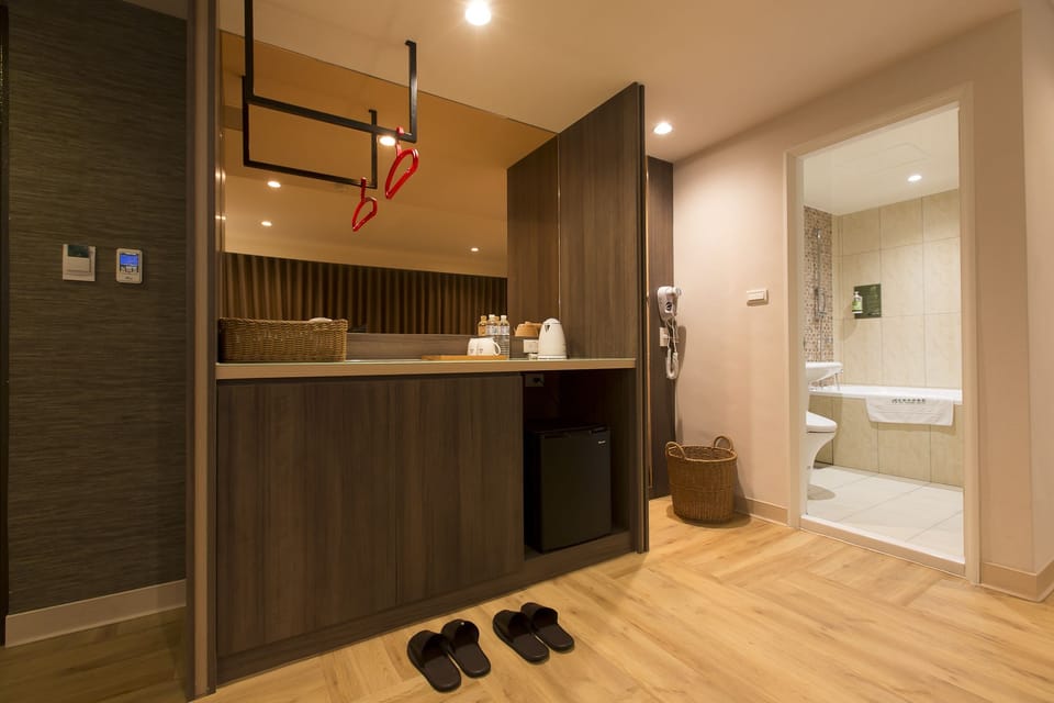 Superior Room, 1 King Bed | In-room dining