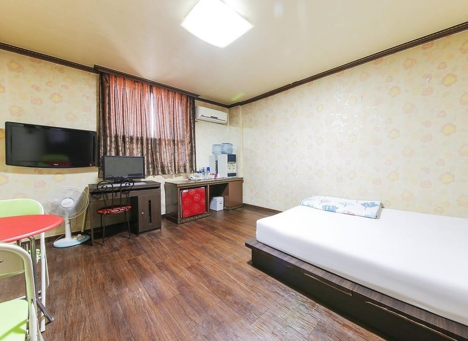Double Room (Large) | Desk, soundproofing, free WiFi, bed sheets