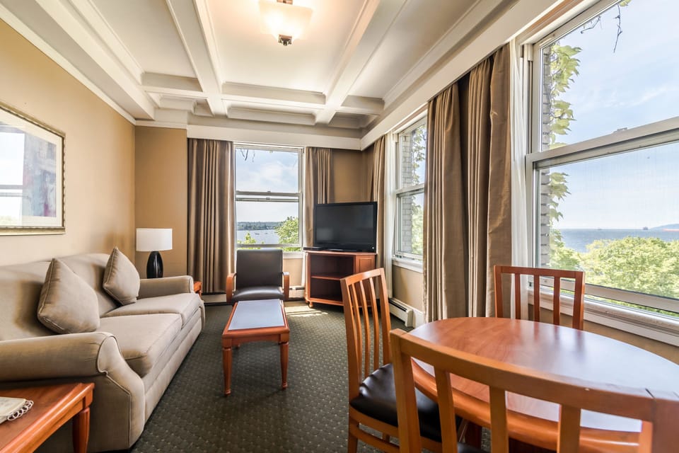 Suite with Kitchen | Living room | TV