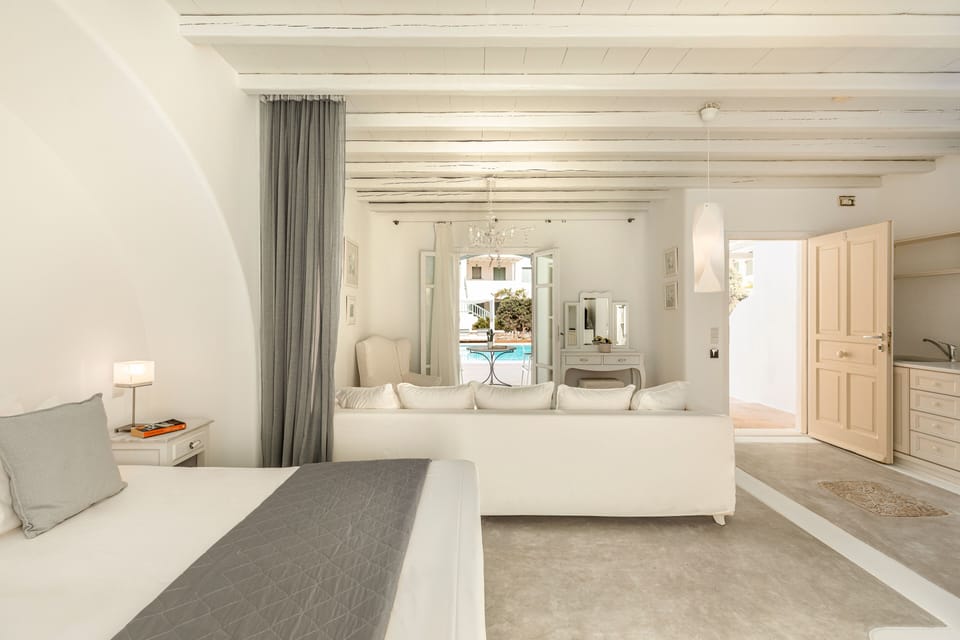 Junior Suite | In-room safe, desk, free WiFi, bed sheets
