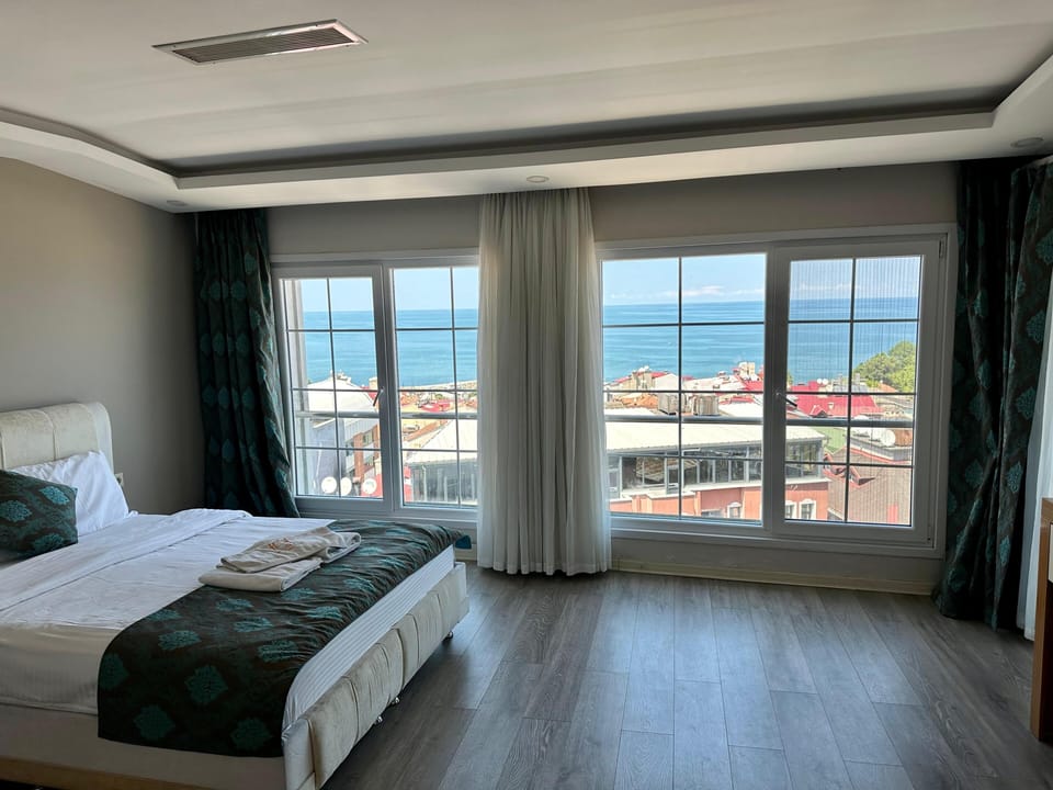 Royal Suite (King) | Minibar, blackout drapes, soundproofing, free WiFi