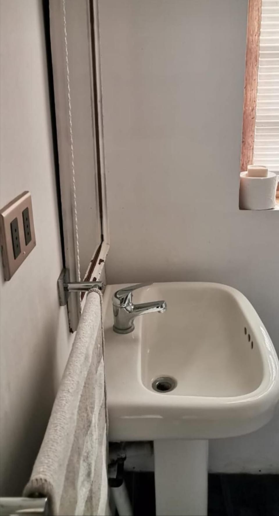 Shower, free toiletries, towels