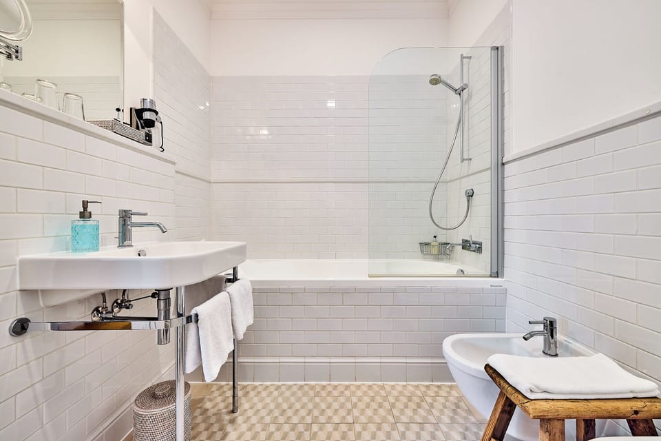 Deluxe Quadruple Room, 1 Bedroom, Jetted Tub | Bathroom | Shower, free toiletries, hair dryer, towels