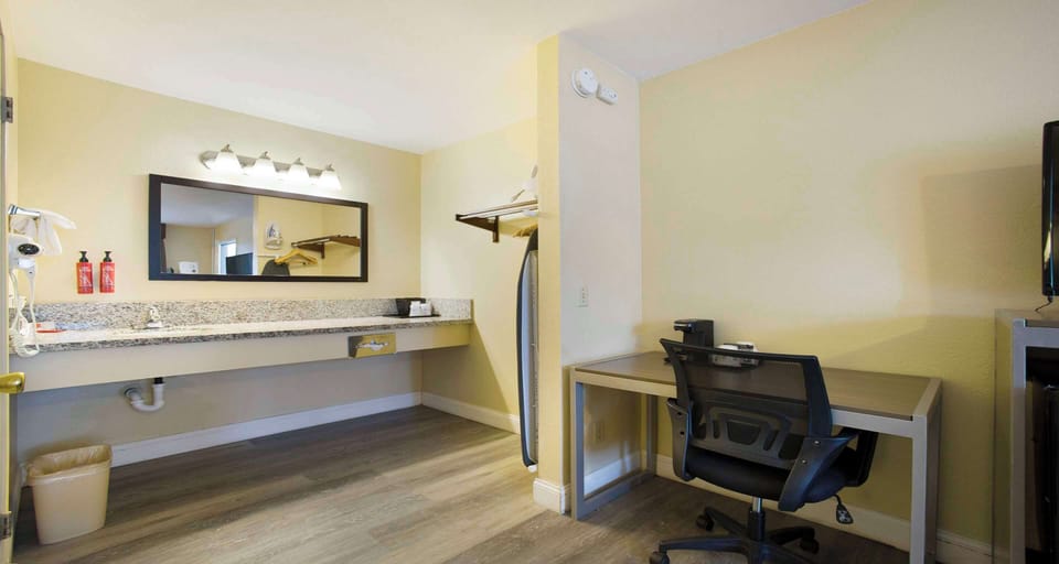 Standard Room, 1 King Bed, Balcony, Garden View | Iron/ironing board, free WiFi, bed sheets