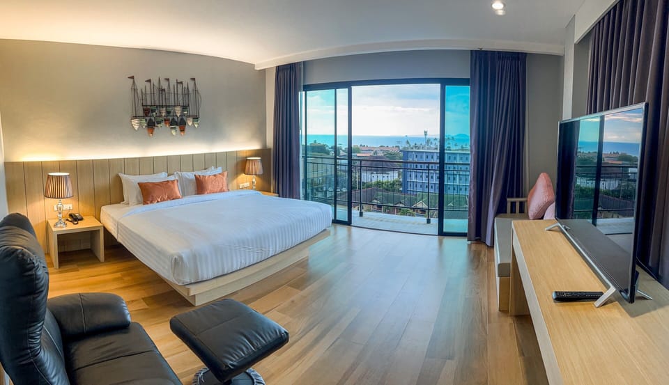 Penthouse | In-room safe, desk, blackout drapes, free WiFi