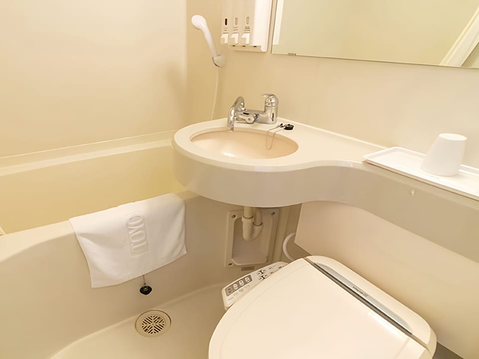 Combined shower/tub, deep soaking tub, free toiletries, hair dryer
