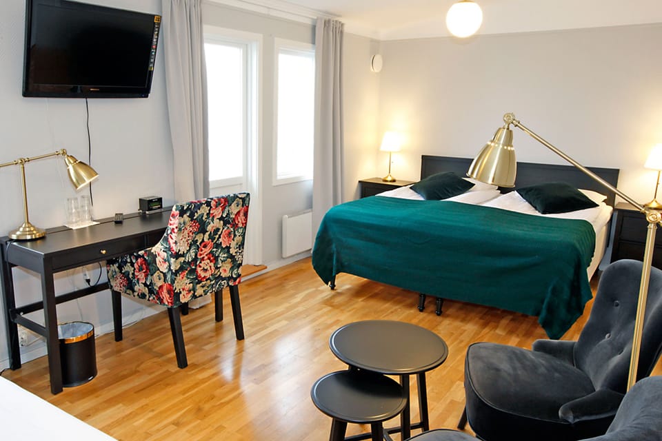 Family Room | Desk, iron/ironing board, free cribs/infant beds, free WiFi