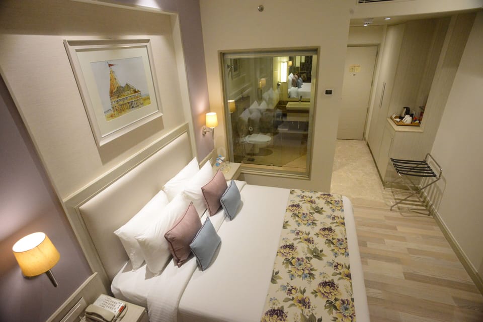 Deluxe Room, 1 Double Bed | Minibar, in-room safe, desk, blackout drapes