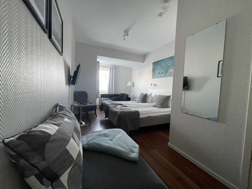Triple Room | Desk, free cribs/infant beds, free WiFi, bed sheets