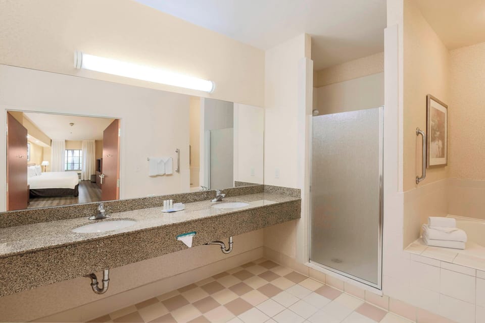 Studio, 1 King Bed with Sofa bed | Bathroom | Combined shower/tub, free toiletries, hair dryer, towels
