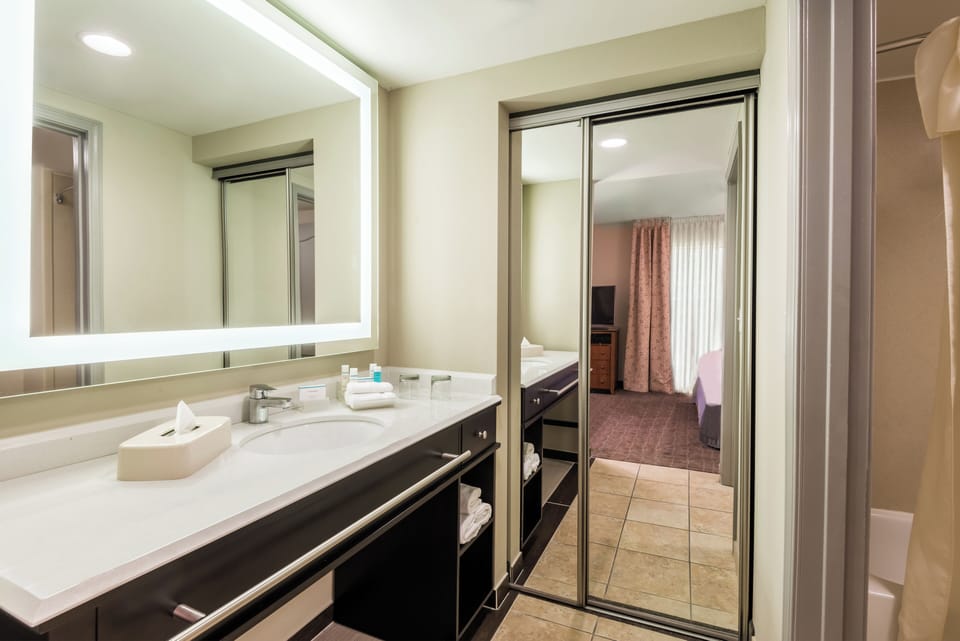 Combined shower/tub, free toiletries, hair dryer, towels